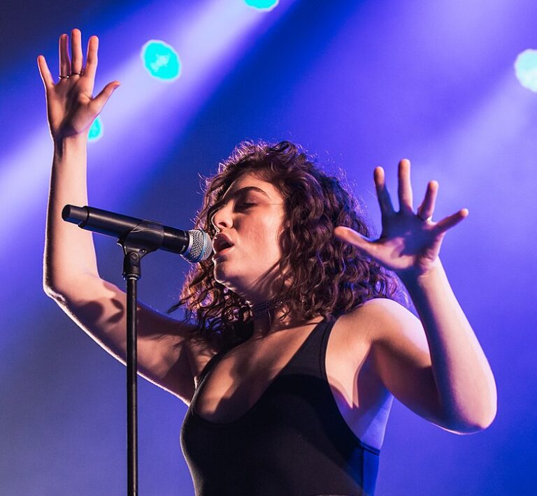 How Lorde Conquered The Music Charts